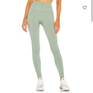 X REVOLVE Leggings in Apen
Set Active